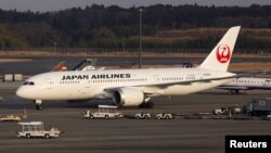 Máy bay Boeing 787 của hãng hàng không Japan Airlines (JAL) tại sân bay quốc tế New Tokyo ở Narita.