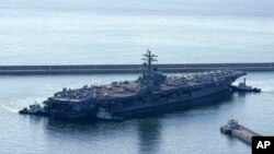 Bato Lagè Ameriken USS Ronald Reagan rive nan pò vil Busan, Kore di Sid, 23 Sept. 2022. 