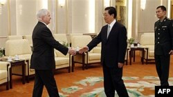 Bộ trưởng Quốc phòng Hoa Kỳ Robert Gates (trái) gặp Chủ tịch Trung Quốc Hồ Cẩm Ðào tại Sảnh đường Nhân dân ở Bắc Kinh, ngày 11/1/2011