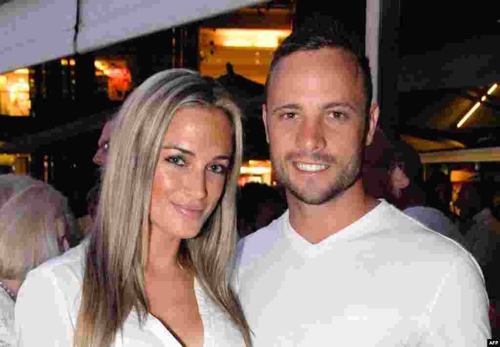 Oscar Pistorius chụp h&igrave;nh chung với bạn g&aacute;i Reeva Steenkamp tại Johannesburg, ng&agrave;y 26/1/2013.