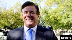 Paul Manafort rời tòa án khu vực liên bang sau phiên nghe luận cứ trong những cáo buộc đầu tiên bắt nguồn từ cuộc điều tra của công tố viên đặc biệt điều tra sự can thiệp của Nga vào cuộc bầu cử tổng thống năm 2016 ở Washington, ngày 30 tháng 10, 2017. 