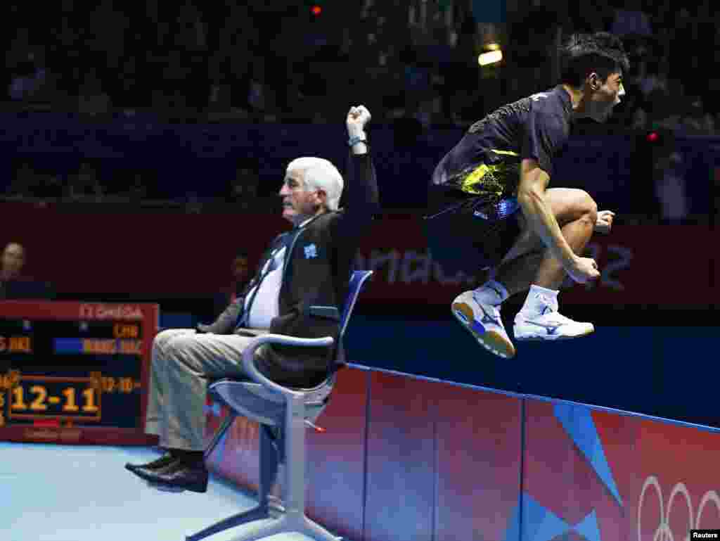 Zhang Jike của Trung Quốc vui mừng sau khi thắng đồng hương Wang Hao trong môn bóng bàn đơn nam. 2/8/2012.