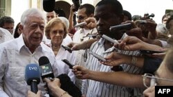 Cựu Tổng thống Hoa Kỳ Jimmy Carter, trái, trả lời phóng viên ở Cuba, 29/3/2011