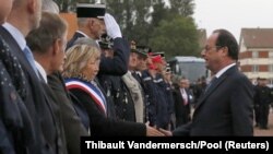 Tổng thống Pháp Francois Hollande (phải) bắt tay thị trưởng Calais Natacha Bouchart trong chuyến thăm của ông tới cảng Calais, Pháp, 26/9/2016.