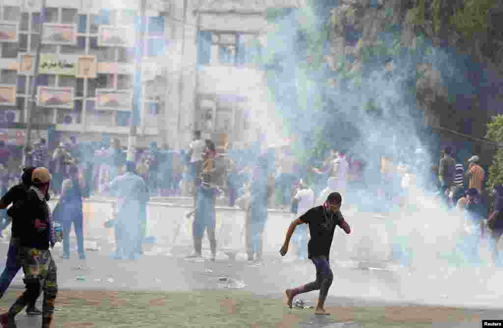 مظاہرین تحریر اسکوائر جانے کی کوشش کر رہے تھے لیکن سکیورٹی اہلکاروں نے یہ کوشش ناکام بنا دی۔