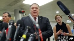 Ngoại trưởng Mike Pompeo trả lời câu hỏi của phóng viên sau khi rời phiên điều trần kín trước ủy ban Thượng viện Hoa Kỳ về Ả-rập Xê-út, ngày 28 tháng 11, 2018 ở Điện Capitol, Washington.