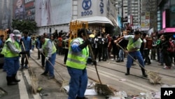 Công nhân quét dọn sau khi cảnh sát dỡ các rào cản và lều trại ở Causeway Bay, 15/12/14