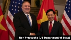 Phó Thủ tướng-Bộ trưởng Ngoại giao Phạm Bình Minh (phải) tiếp Ngoại trưởng Mỹ Mike Pompeo tại Hà Nội vào ngày 26/2/2019.