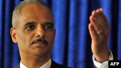 Bộ trưởng Tư pháp Hoa Kỳ Eric Holder phát biểu tại cuộc họp báo ở Hồng Kông, ngày 19/10/2010