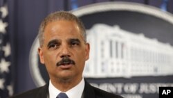 Bộ trưởng Tư Pháp Hoa Kỳ Eric Holder chấp thuận qui định mới cho phép Trung tâm Chống Khủng bố Quốc gia lưu giữ thông tin các cơ quan tình báo thu thập được trong 5 năm, thay vì 6 tháng 