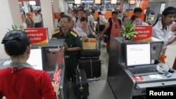 Hành khách Vietjet Air đứng xếp hàng tại sân bay Tân Sơn Nhất, TP HCM. Tân Sơn Nhất là phi trường lớn nhất Việt Nam, hiện đã bị quá tải với khoảng 300 chuyến bay hàng ngày.