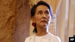 Bà Suu Kyi khi đến dự Diễn đàn Kinh tế Thế giới ở Hà Nội hôm 13/9