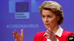 Chủ tịch Ủy ban Châu Âu Ursula von der Leyen họp báo về nỗ lực của EU hạn chế ảnh hưởng của Covid-19 bùng phát đối với kinh tế EU tại Brussels, ngày 2/4/2020. 