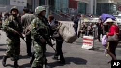 Para aktivis Lebanon (kanan) bentrok dengan polisi saat mencoba mencapai gedung pemerintah dalam protes melawan krisis sampah, di pusat kota Beirut, Lebanon (23/8). (AP/Bilal Hussein)