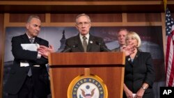 Thượng nghị sĩ Harry Reid (giữa) nói chuyện tại một cuộc họp báo. 