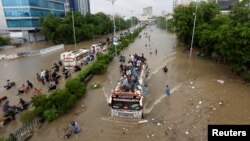 محکمۂ موسمیات کے مطابق جب بھی کوئی طوفان آتا ہے تو اس کے نتیجے میں اندازاََ 100 سے ڈیڑھ سو ملی میٹر بارش کا امکان ہوتا ہے۔ اسی ممکنہ صورتِ حال کے پیشِ نظر محکمۂ موسمیات نے کراچی اور سندھ کے نشیبی علاقوں کے لیے اربن فلڈ وارننگ جاری کر دی ہے۔ (فائل فوٹو)