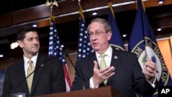 Chủ tịch Hạ viện Paul Ryan, trái, và Chủ tịch Ủy ban Tư pháp Bob Goodlatte, trong cuộc họp báo về chính sách di trú ngày 29/6/2017.