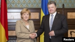 Thủ tướng Đức Angela Merkel gặp Tổng thống Ukraine Petro Poroshenko tại Kyiv.