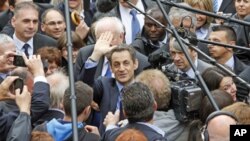 Tổng thống Pháp Nicolas Sarkozy (giữa) vẫy chào ủng hộ viên khi ông đến Chateaurenard trước khi vận động tranh cử ở Avignon hôm 30/4/12 