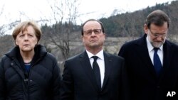 Thủ tướng Đức Angela Merkel (trái), Tổng thống Pháp Francois Hollande (giữa), và Thủ tướng Tây Ban Nha Mariano Rajoy đến viếng các nạn nhân ở phía trước ngọn núi nơi chiếc máy bay của hãng Germanwings rơi hôm thứ Ba, ở Le Vernet, Pháp, núi Apls, 25/3/2015/.