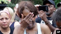 Cô Diamond Reynolds, bạn gái anh Philando Castile đứng khóc bên ngoài tòa nhà thống đốc bang Minnesota ngày 7/7/2016.