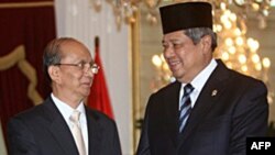 Tổng thống Miến Điện Thein Sein, trái, bắt tay Tổng thống Indonesia Yudhoyono tại Indonesia, 5/5/2011