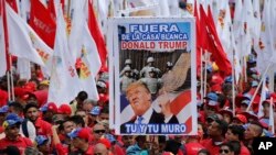 Người ủng hộ ông Maduro mang theo ảnh và biểu ngữ phản đối Tổng thống Trump.