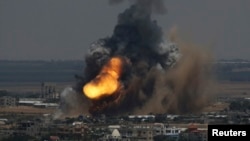 Khói lửa bốc lên ở Rafah, miền nam dải Gaza, ngày 8/7/2014.