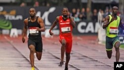 Tyson Gay (trái) đang dẫn trước Richard Thompson của Trinidad và Tobago (giữa) trong cuộc thi 100 mét tại cuộc thi điền kinh quốc tế tại Paris, Pháp, ngày 7 tháng 7 năm 2014.