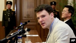 sinh viên Mỹ Warmbier bị đưa ra trước báo chí ở Bình Nhưỡng (ảnh tư liệu, 29/2/2016)