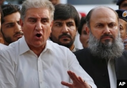 نومنتخب وزیرِ اعلیٰ بلوچستان جام کمال (دائیں) پاکستان تحریکِ انصاف کے رہنما شاہ محمود قریشی کے ہمراہ صحافیوں سے گفتگو کر رہے ہیں۔ (فائل فوٹو)