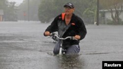 11 Ekim 2024 - Florida eyaletindeki South Daytona kentinde yaşayan bir kişi, Milton Kasırgası'nın ardından meydana gelen sel baskını içinde ilerlemeye çalışıyor.