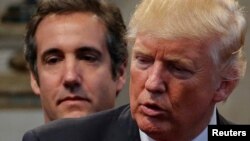 Tổng thống Donald Trump và luật sư Michael Cohen (đứng sau).