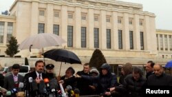 Ông Louay Safi, phát ngôn viên của Liên minh Quốc gia Syria, phát biểu với các phóng viên tại Geneva, ngày 10/2/2014.