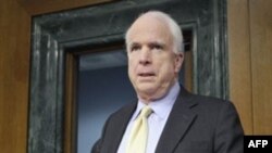 Lâu nay ông McCain vẫn chỉ trích chính phủ quân sự và ủng hộ phong trào đòi dân chủ tại Miến Điện