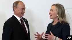 Tổng thống Nga Vladimir Putin gặp Ngoại trưởng Mỹ Hillary Rodham Clinton tại hội nghị thượng đỉnh APEC ở Vladivostok, Nga