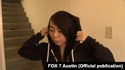 Vy Trần cho phóng viên áo hoodie chống đạn do cô sáng chế (Ảnh: FOX 7 Austin)