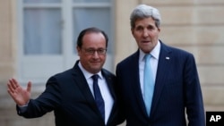 Ngoại trưởng Mỹ John Kerry đưa ra bình luận tại Paris sau các cuộc họp với Tổng thống Francois Hollande bàn về vụ tấn công khủng bố ở Paris.