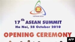 Các nhà lãnh đạo ASEAN chụp hình lưu niệm tại lễ khai mạc của Hội nghị Thượng đỉnh ASEAN lần thứ 17 tại Hà Nội, Việt Nam, ngày 28/10/2010