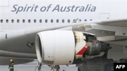 Nhân viên cứu hỏa bên cạnh chiếc máy bay chở khách Qantas phải hạ cánh khẩn cấp xuống Sân bay quốc tế Changi ở Singapore, ngày 4/11/2010