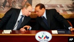 Rusya Cumhurbaşkanı Vladimir Putin ve dönemin İtalya Başbakanı Silvio Berlusconi (26 Nisan 2010)