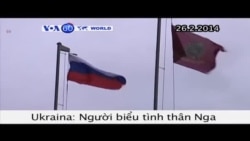 Người biểu tình thân Nga treo cờ Nga ở đông bắc Ukraina (VOA60)