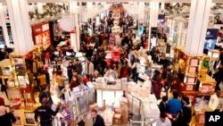 Khách tiêu thụ mua sắm dịp Black Friday ở cửa hàng Macy's, thành phố New York, 24/11/2016.