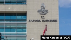 Anayasa Mahkemesi (AYM), 61 internet sitesi hakkında değişik tarihlerde verilen erişim engeli kararlarının, ifade özgürlüğünün ihlali olduğuna hükmetti. 