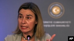 Bà Federica Mogherini nói chuyện với các nhà báo sau cuộc hội đàm với các giới chức cao cấp của Thổ Nhĩ Kỳ, 8/12/14