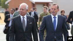 Thủ tướng Malaysia Najib Razak và Thủ tướng Australia Tony Abbott đến gặp những người tham gia cuộc tìm kiếm chiếc máy bay mất tích của hãng Malaysia Airlines ở Perth, Australia, ngày 3/4/2014.