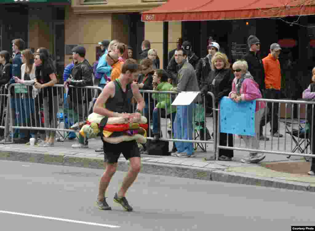 Ảnh nh&igrave;n xa của hai nghi can ở gần mức đến của cuộc đua Marathon ở Boston. (Ảnh: Bob Leonard)