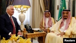 Ngoại trưởng Rex Tillerson nói chuyện với Vua Ả rập Xê- út Salman trước cuộc họp tại Riyadh, Ả rập Xê- út, ngày 22/10/2017.