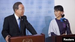 Tổng thư ký LHQ Ban Ki-moon và lãnh đạo đối lập Miến Điện Aung San Suu Kyi phát biểu tại 1 buổi họp báo ở New York, 21/9/2012