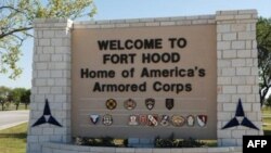 Cổng vào căn cứ Fort Hood